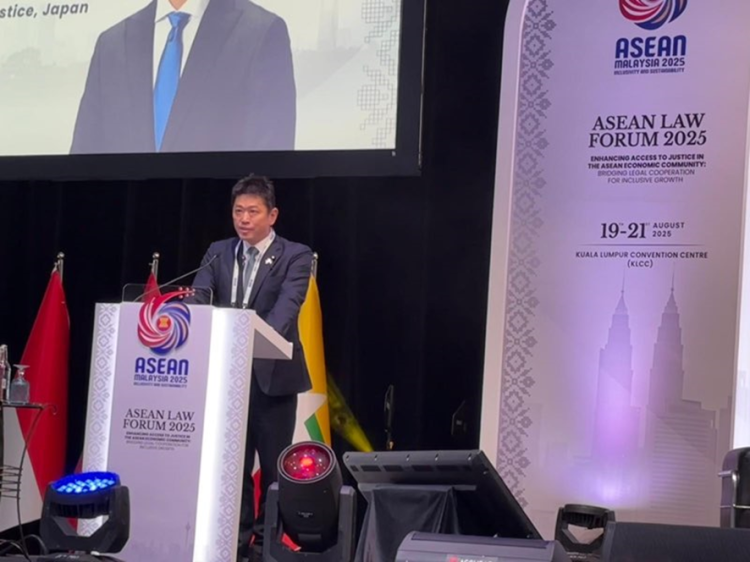 セッションにおいて挨拶する高村法務副大臣