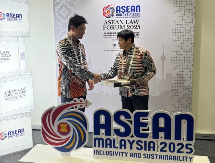 左：高村法務副大臣、右：ダト・スリ・アザリナ・オスマン・サイード・ マレーシア・首相府大臣(法務・制度改革担当)
